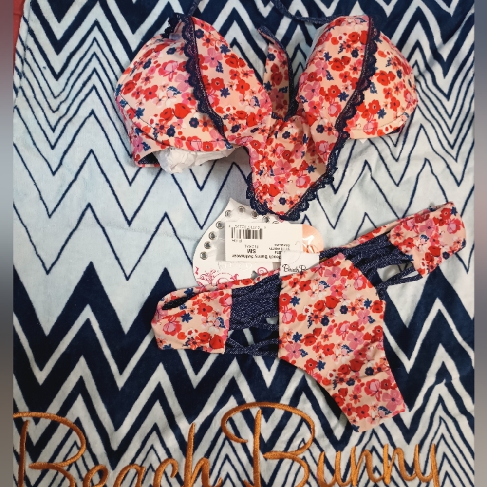 Beach Bunny Sittin Pretty SM NWT floral Bikini w reversible bottom